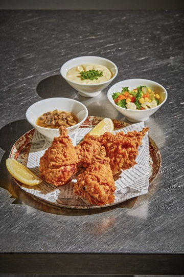 Crispy fried chicken with dipping sauces